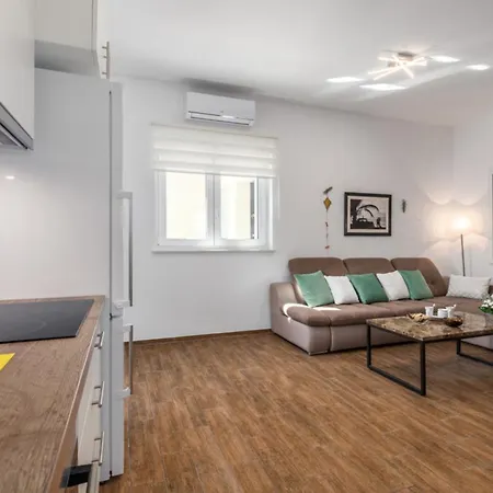 Family Friendly With A Swimming Pool - 23595 Pula