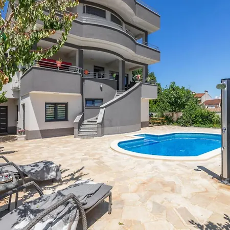 Apartment Family Friendly With A Swimming Pool - 23595 Pula