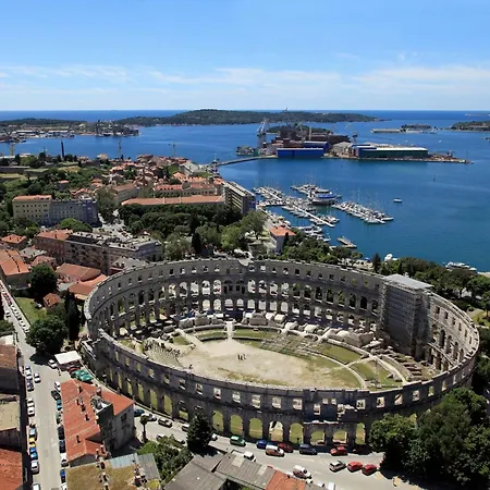 Family Friendly With A Swimming Pool - 23595 Apartment Pula