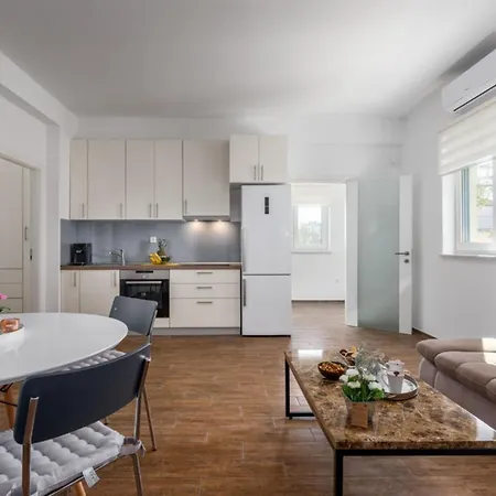 Apartment Family Friendly With A Swimming Pool - 23595 Pula