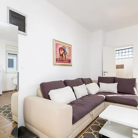 Family Friendly With A Swimming Pool - 23595 Pula