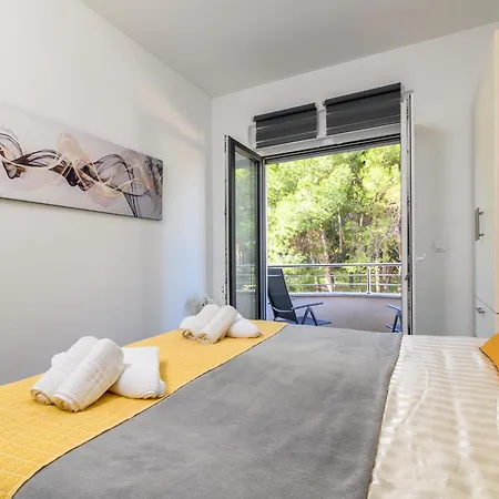 Family Friendly With A Swimming Pool - 23595
