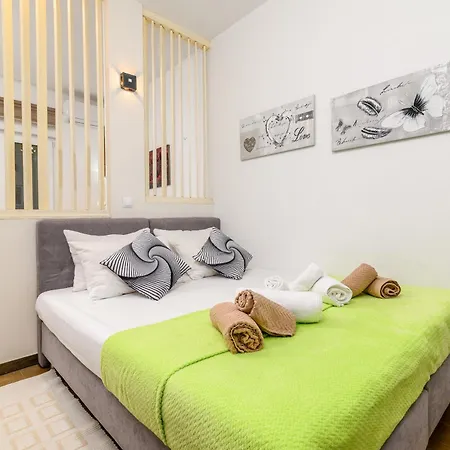 Apartment Family Friendly With A Swimming Pool - 23595 Pula