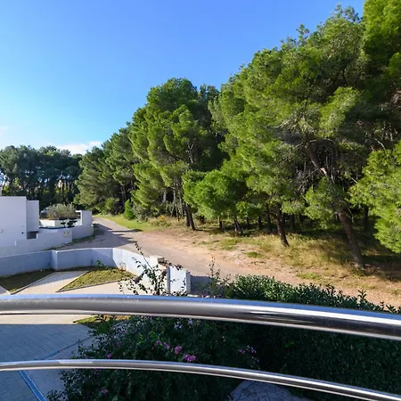 Family Friendly With A Swimming Pool - 23595