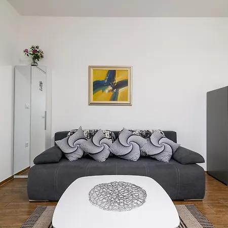 Family Friendly With A Swimming Pool - 23595 Apartment