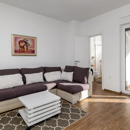 Apartment Family Friendly With A Swimming Pool - 23595 Pula
