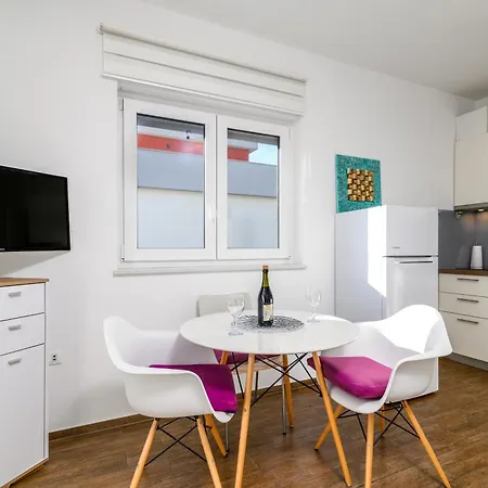 Apartment Family Friendly With A Swimming Pool - 23595