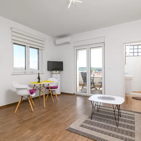 Family Friendly With A Swimming Pool - 23595