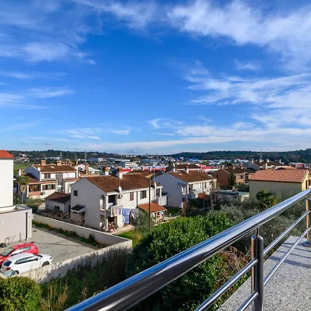 Family-friendly With Swimming Pool - 23595 Daire Pula