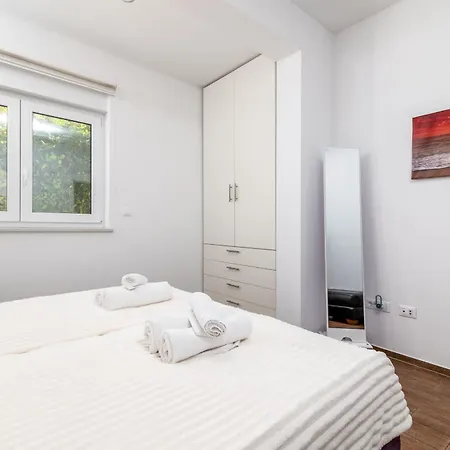 Family-friendly With Swimming Pool - 23595 Pula