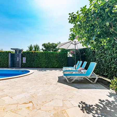 Family-friendly With Swimming Pool - 23595